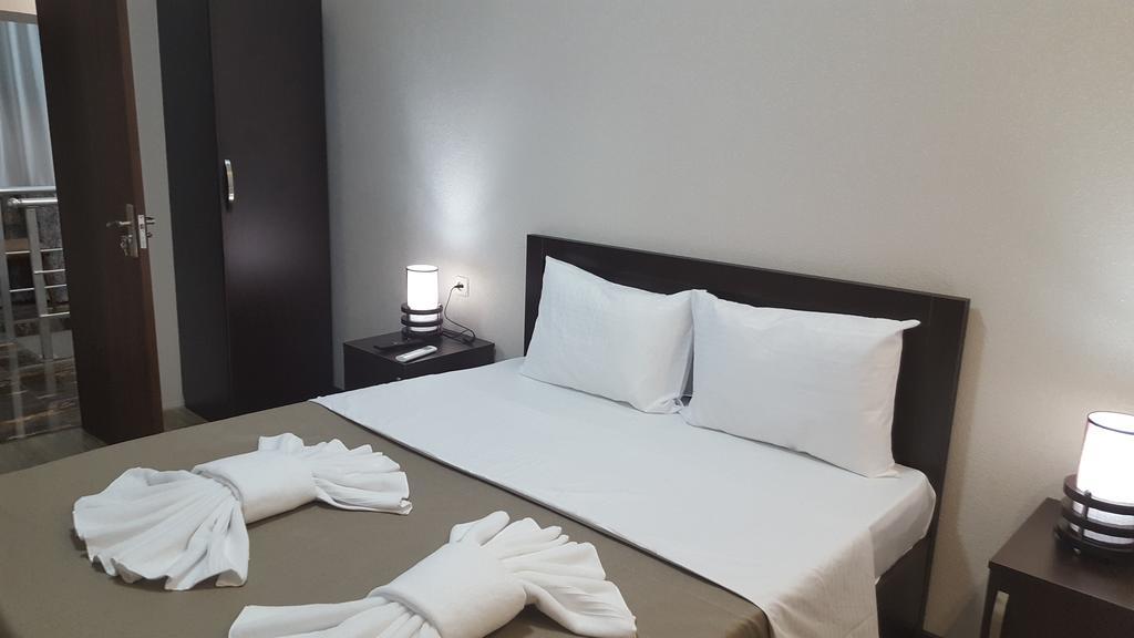 Nino'S Hotel On Tsamebuli Тбилиси Екстериор снимка